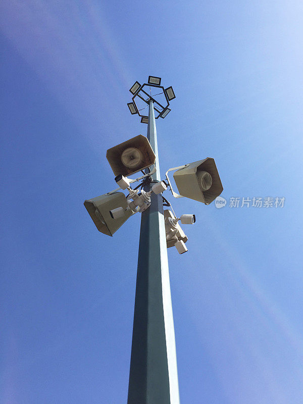 低角度街灯与扬声器和晴朗的天空背景