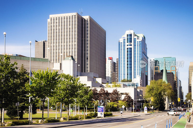 一个阳光明媚的夏日早晨，渥太华Laurier大街的市景在市政厅前