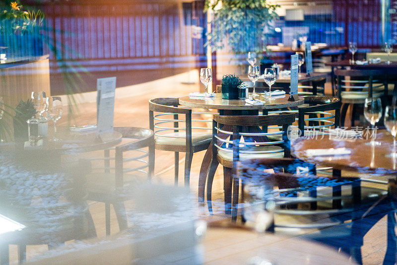 空的咖啡馆或大堂酒吧，小圆桌与垫设计椅子