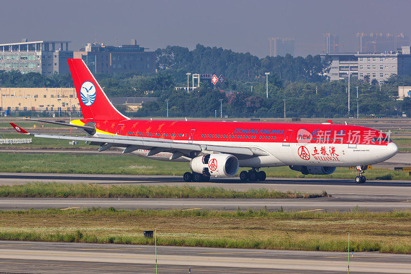 四川航空空客A330-300飞机在中国广州白云机场五粮液特色化