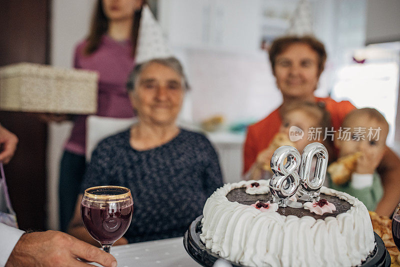 奶奶的生日聚会，生日蛋糕