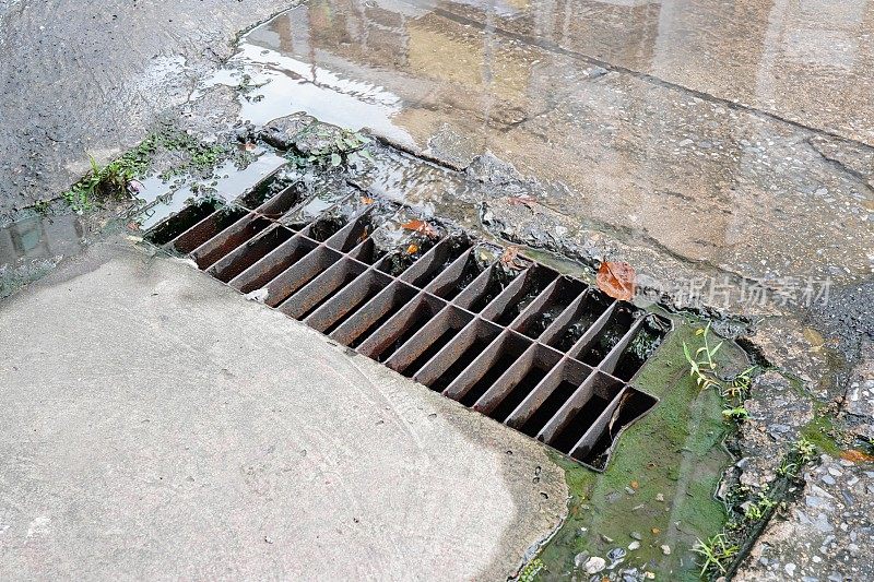 大雨后从下水道流出的水