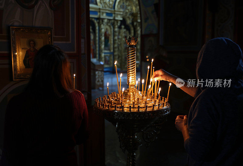 乌克兰，人们在教堂里祈祷