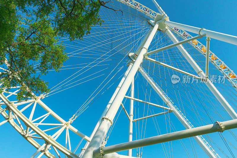 公园里的游乐摩天轮，结构的特写，结构的线条交织在一起。
