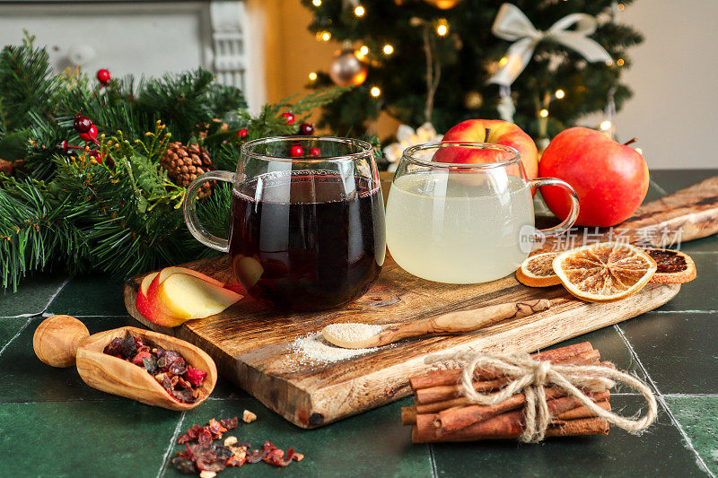 圣诞热红酒潘趣酒与肉桂，桔子和圣诞饼干
