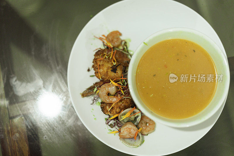 一名男子正在为他为客人准备的秘密晚餐准备零食