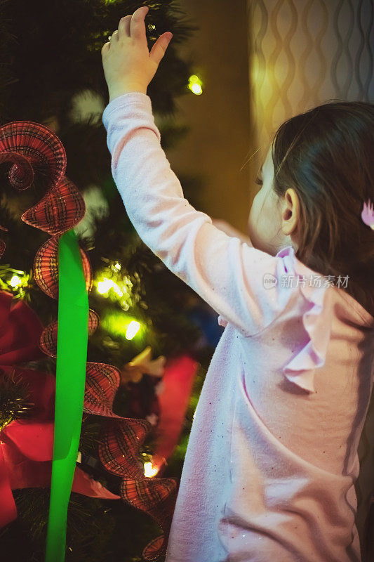 女孩装饰圣诞树