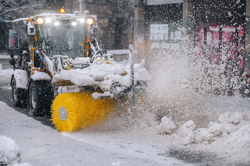 暴风雪过后街上的吹雪机