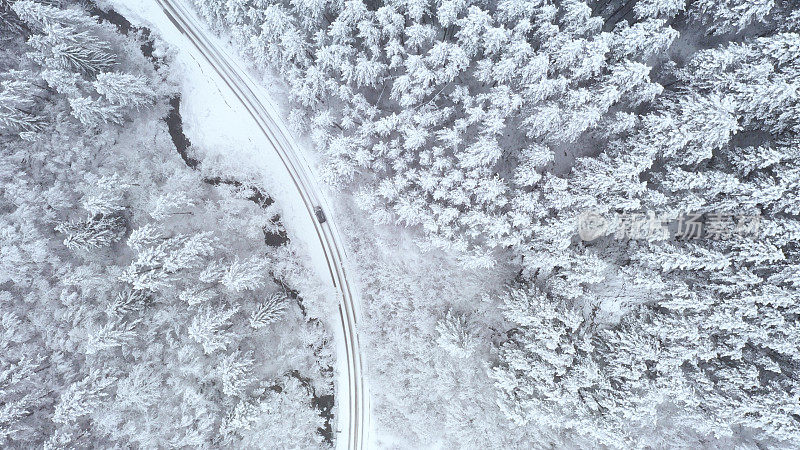 汽车在冬天的乡村道路上行驶