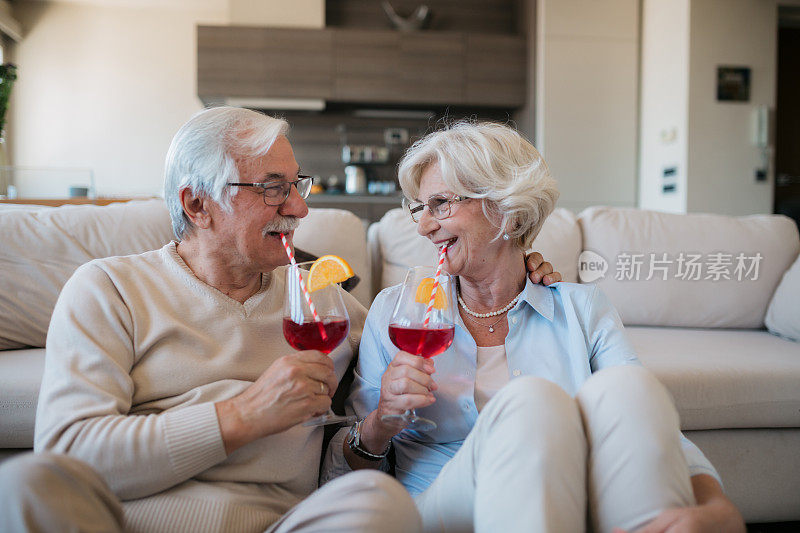 快乐的白种人老夫妇一起在家里庆祝情人节
