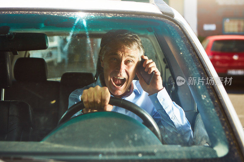 好消息:快乐的中年男子在车里用手机，看起来充满了快乐和幸福