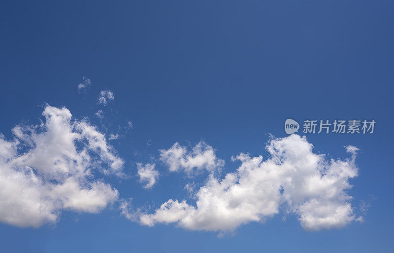 蓝色的夏天天空与白云完美的天空背景