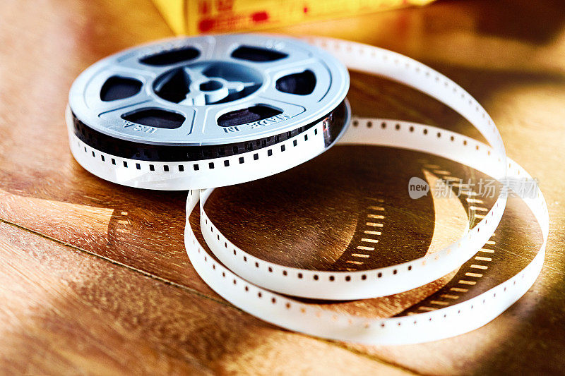 一卷老式8毫米电影胶片:人们过去是如何制作家庭电影的