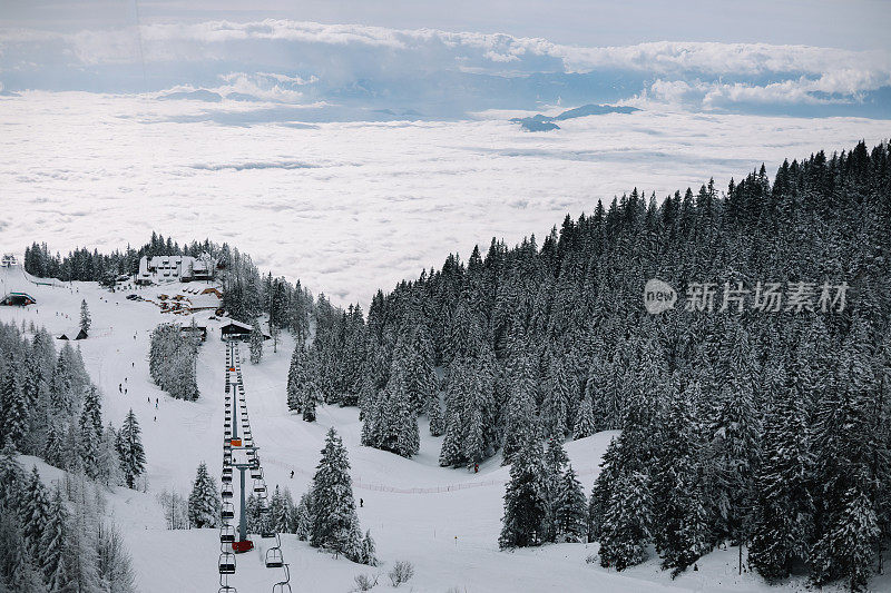 在阿尔卑斯山的白云石滑雪