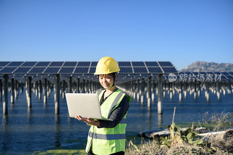 一位女工程师正在研究太阳能发电。