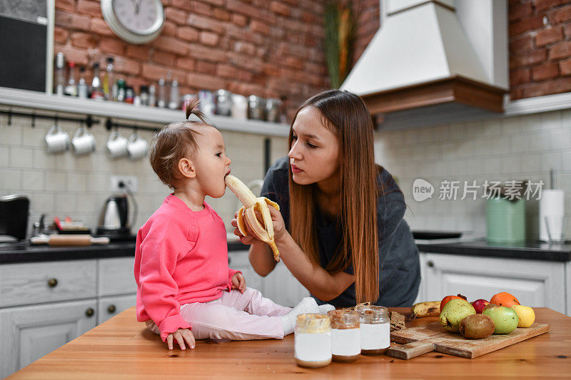 母亲教孩子从小吃健康的食物