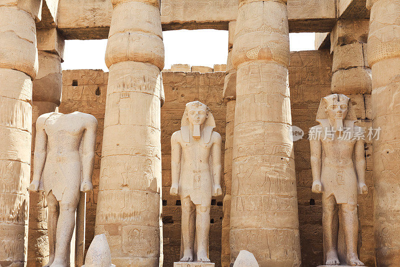在埃及卢克索的卢克索神庙的拉美西斯二世大院里的拉美西斯二世雕像