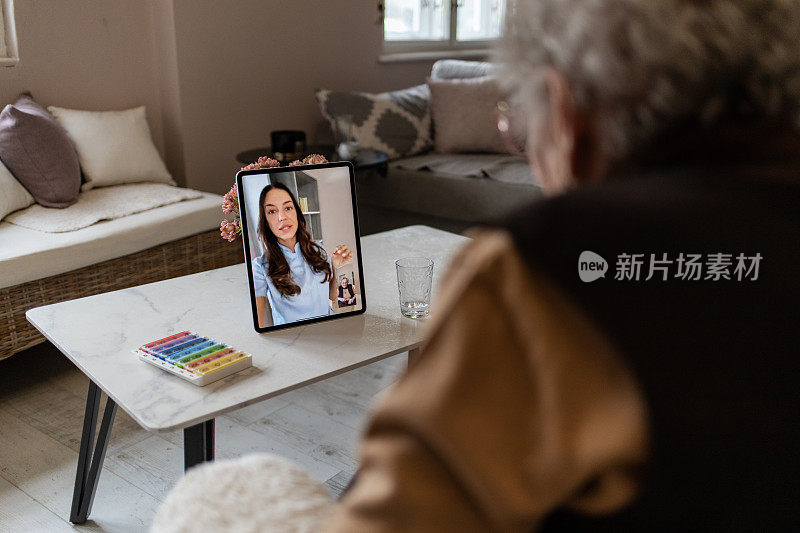 一名老妇在iPad上与医生进行在线咨询