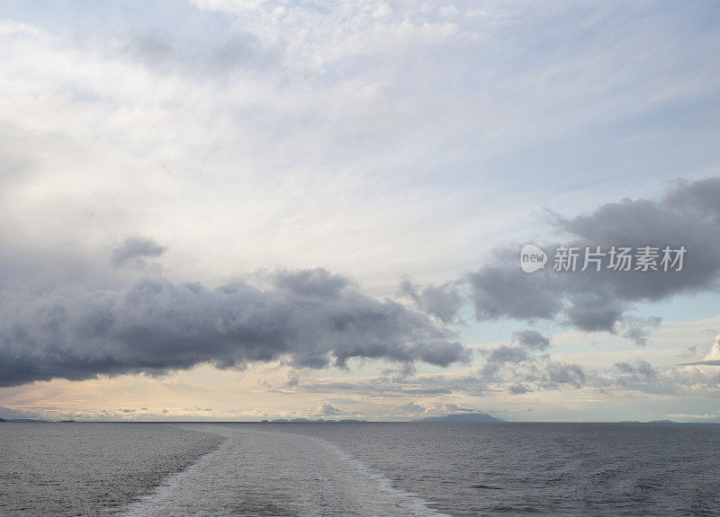 加拿大不列颠哥伦比亚省萨利希海上空的云