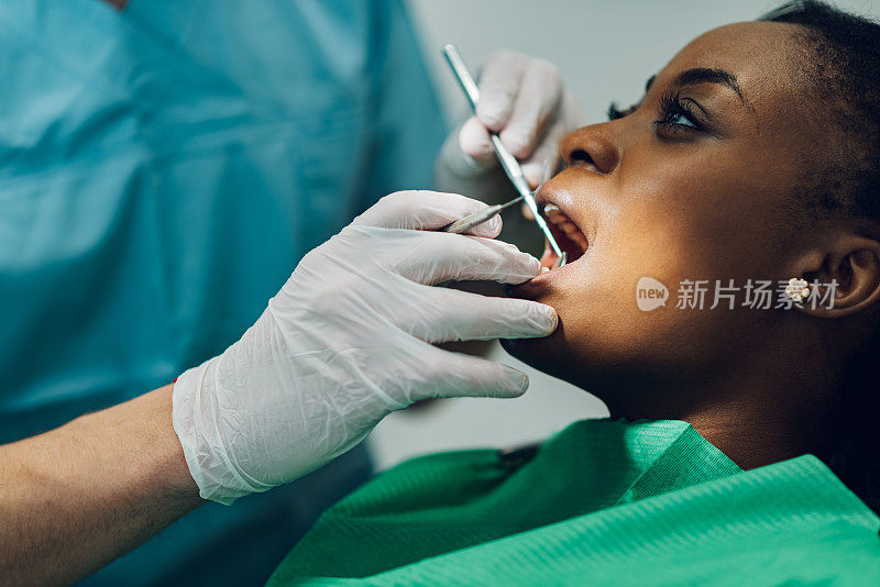 为非裔美国女性病人提供牙科护理治疗的牙医