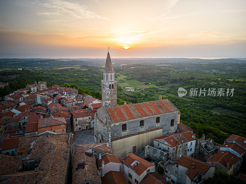 历史古城山顶上的夕阳，鸟瞰