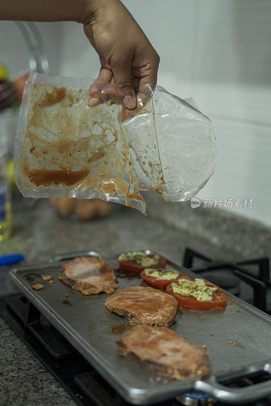 非洲妇女在家做饭