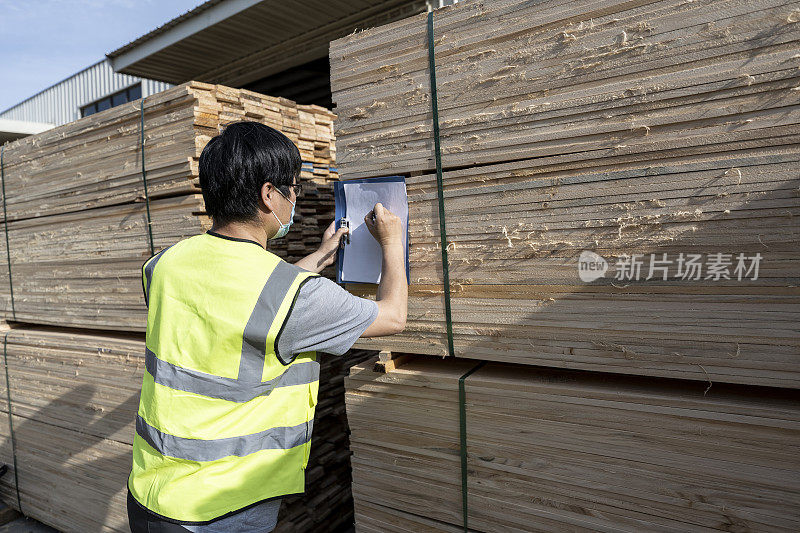 一个男工人在木材加工厂工作