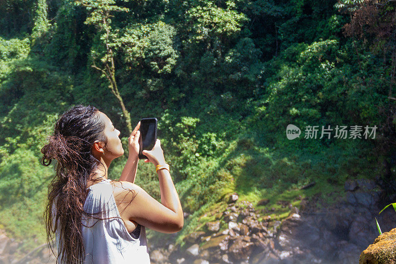 年轻女子拍了一张美丽风景的照片