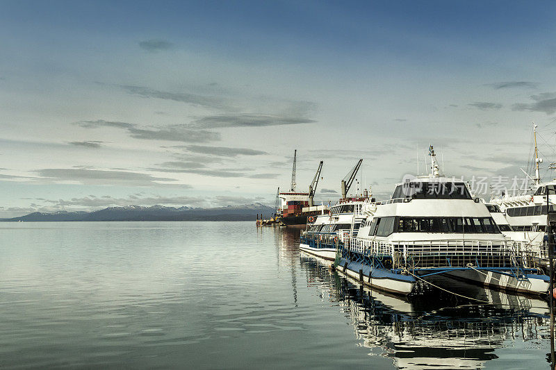 乌斯怀亚港是世界上最南端的城市，这里有游船、运动船和货船。阿根廷巴塔哥尼亚火地岛。
