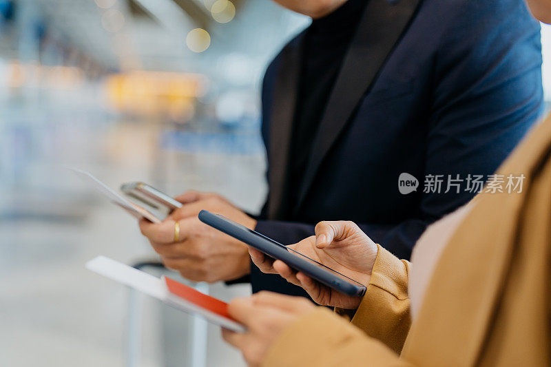 商务旅客在机场使用智能手机