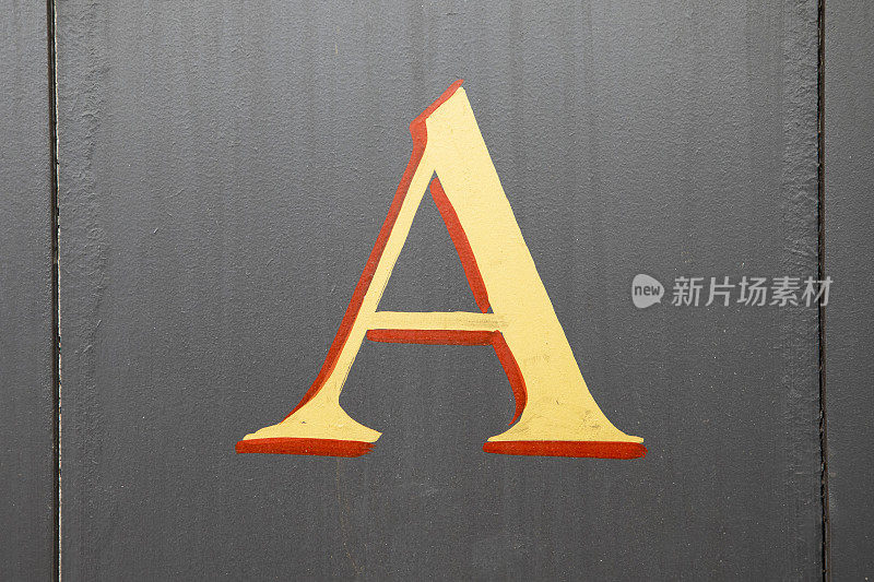 字母A画在灰色的木头上