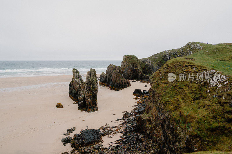 阴沉的日子里，海滩上耸立着许多岩石尖顶