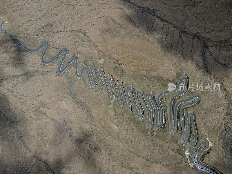 中国新疆帕米尔高原上的曲折道路