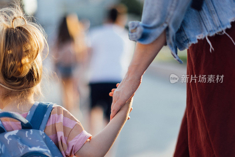 不认识的女儿被她的母亲送到学校