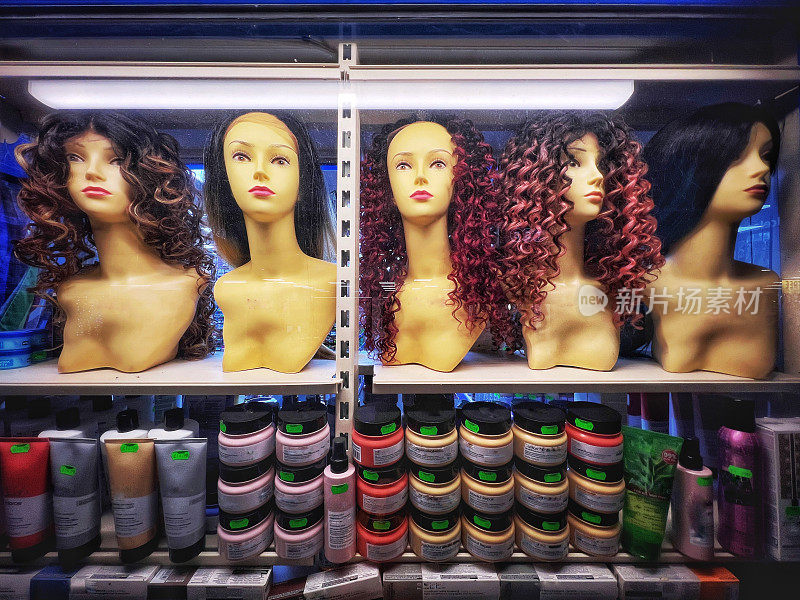 商店橱窗里的女性假人假发模特