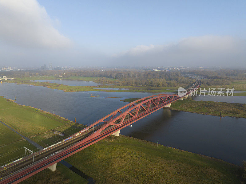hanzebog火车桥从上方横跨IJssel河