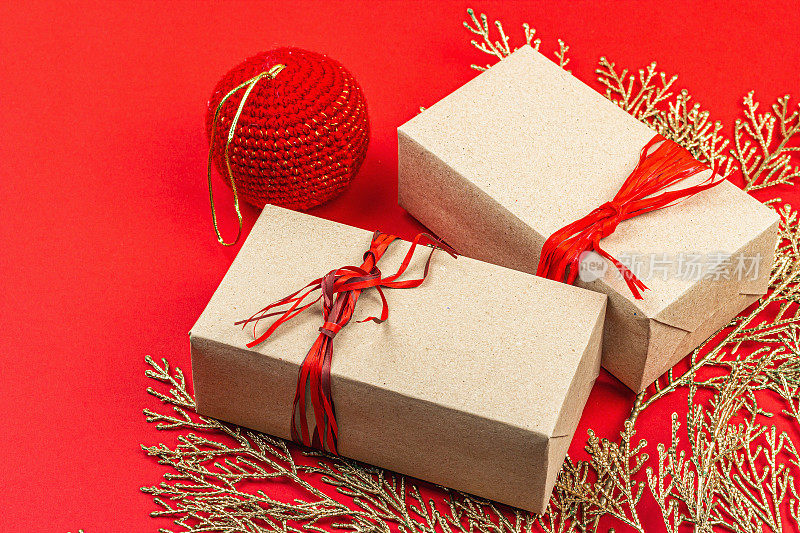 圣诞喜庆礼盒，惊喜概念。新年背景红色和金色