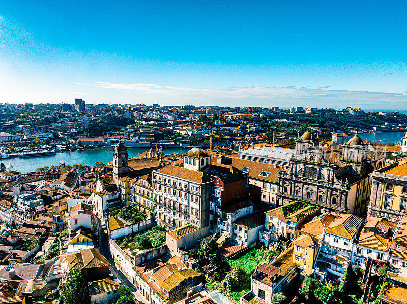 俯瞰波尔图在一个美丽的夏日，葡萄牙