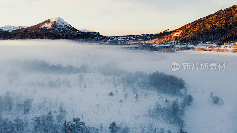 鸟瞰风景冬季冻结的早晨在森林湖在云下与山景在挪威