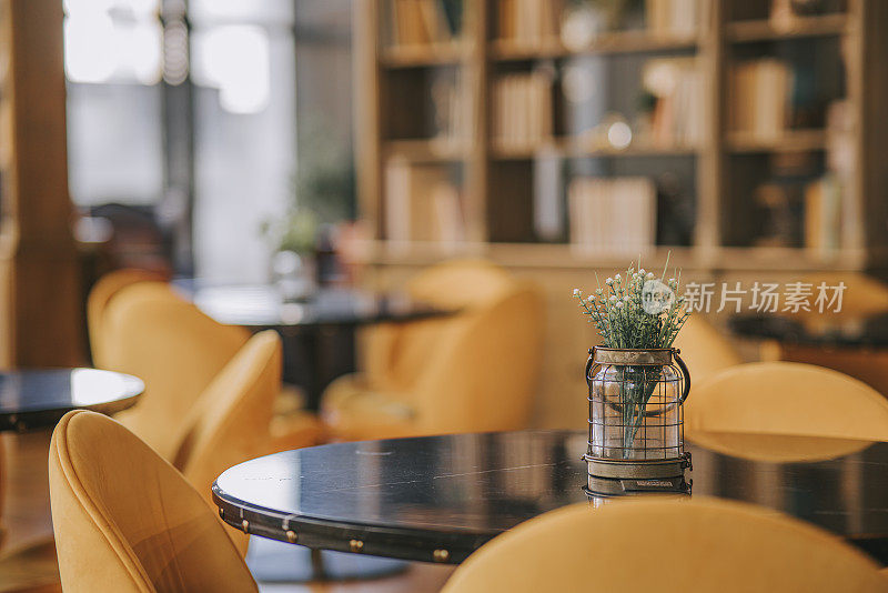 舒适的餐厅室内设计，黄色的椅子