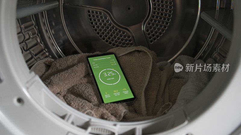 在烘干机的毛巾里，躺着一个装有能耗应用的智能手机