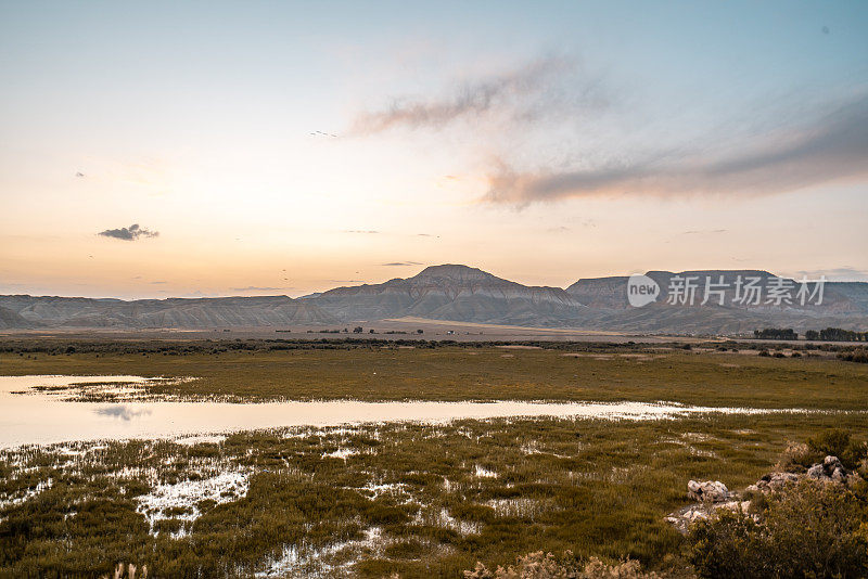 土耳其Nallihan地区，五彩缤纷的山脉和蓝天