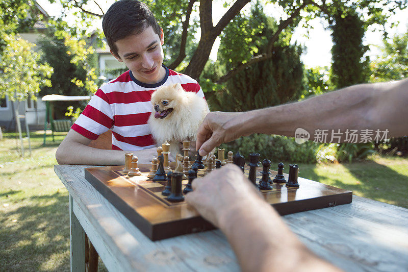 十几岁的男孩和爷爷下棋