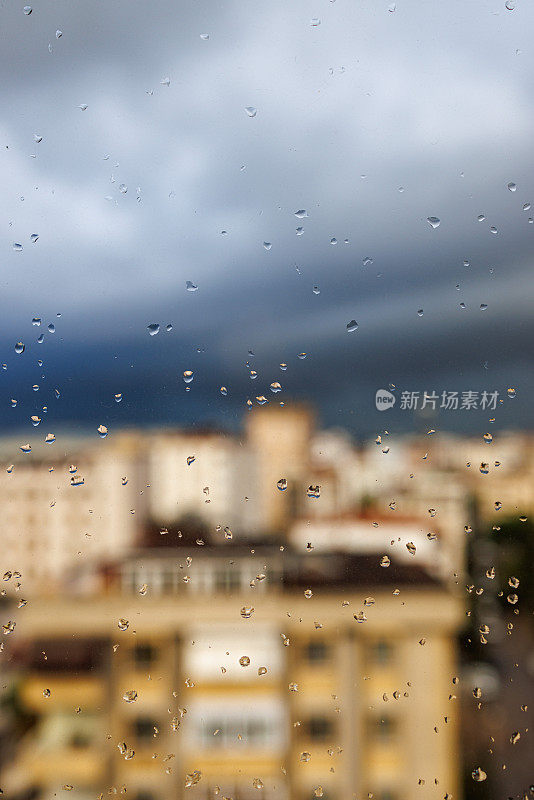 雨点打在窗玻璃上，一个雨天
