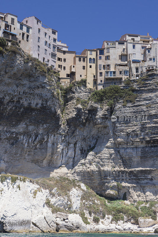 科西嘉邦尼法西奥村附近的石灰岩悬崖