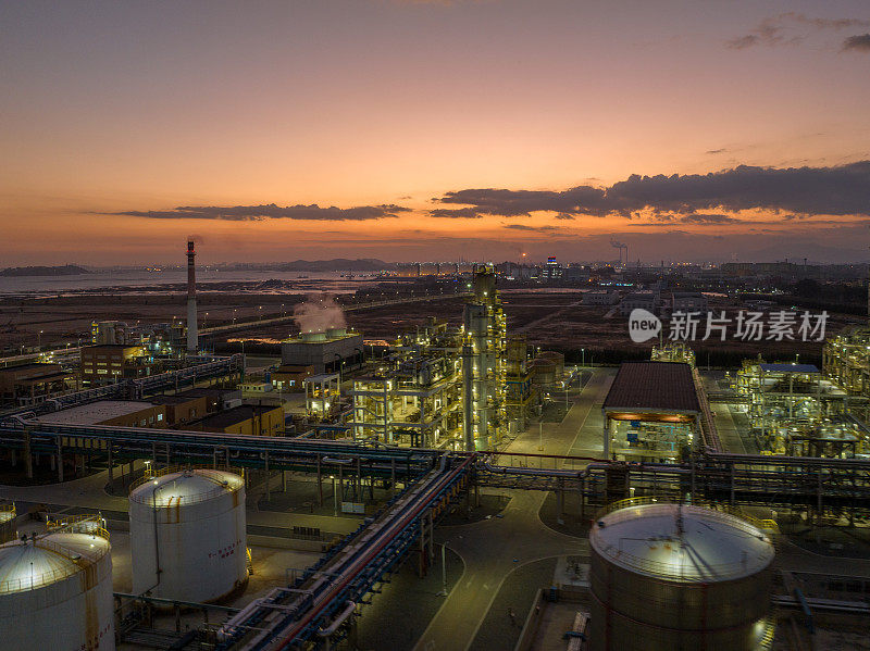 夕阳下的液化天然气工厂的工业建筑和设备