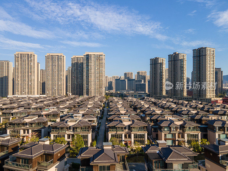 晴天的城市住宅和别墅