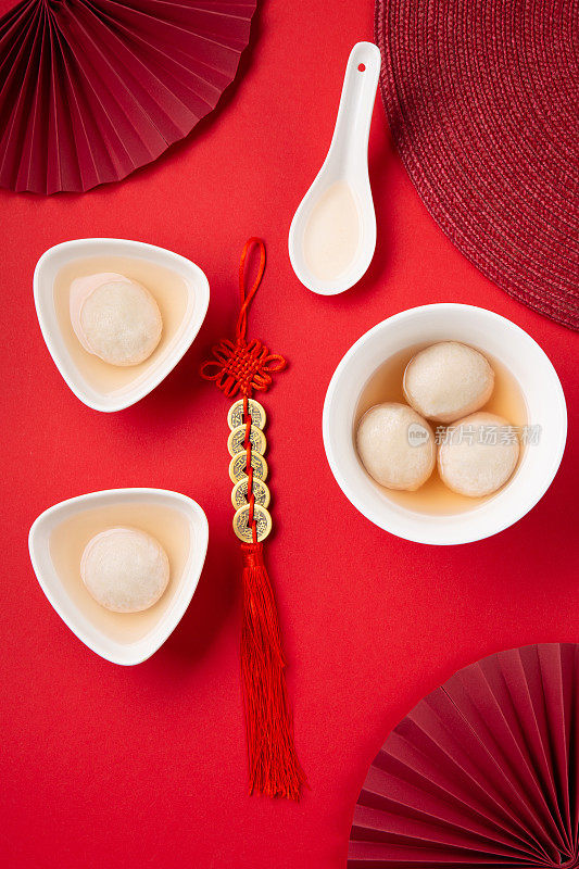 中国农历新年概念。红桌上的甜汤圆