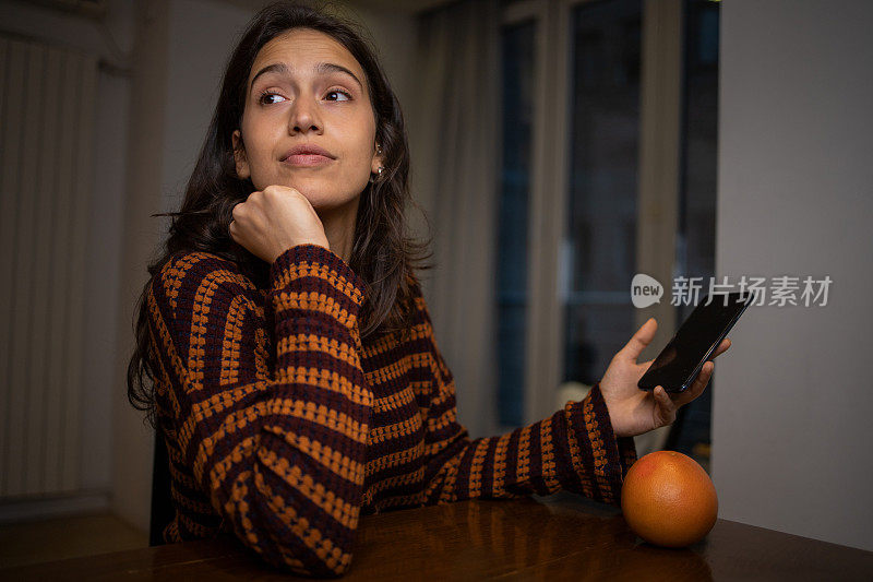 一个年轻女子使用智能手机的肖像