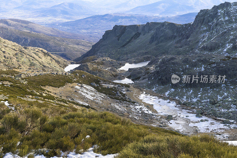 冬天的山有点雪和冰。Bejar山脉，西班牙